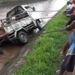 Mobil masuk ke sungai di kesugihan cilacap