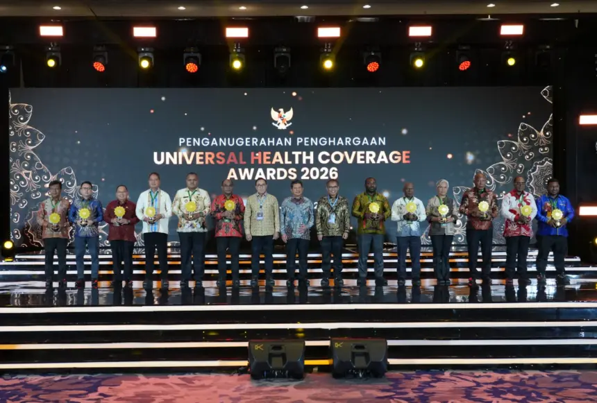 Kepala daerah saat menerima UHC Awards 2026
