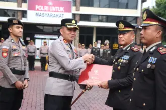 Personel Polres Banjarnegara terima penghargaan
