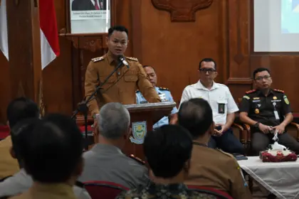 Bupati saat rapat koordinasi terkait ramadan dan idul fitri