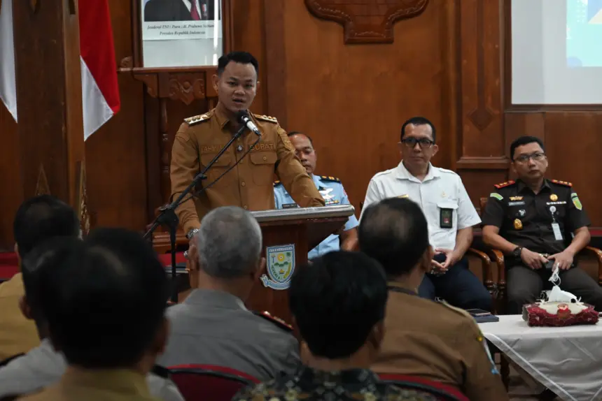 Bupati saat rapat koordinasi terkait ramadan dan idul fitri