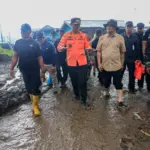 Gubernur saat meninjau lokasi bencana