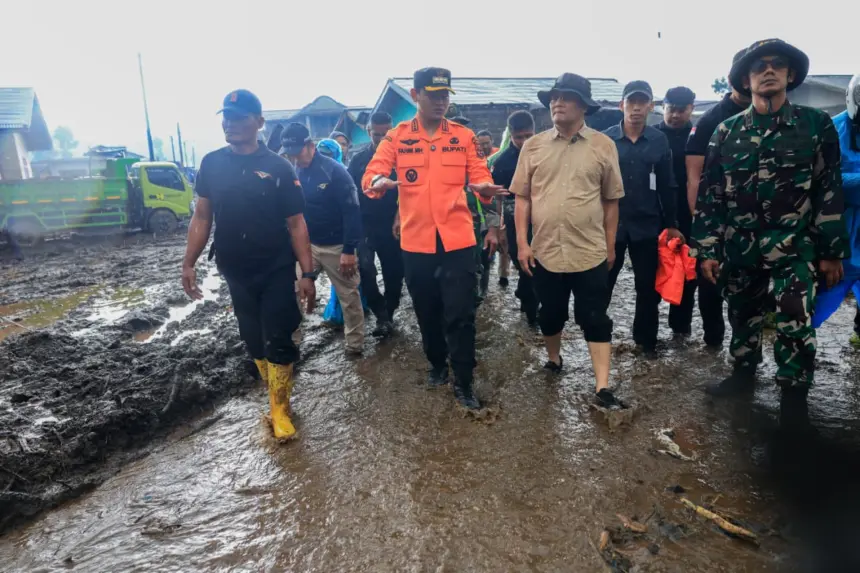 Gubernur saat meninjau lokasi bencana
