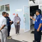 Ditemukan lansia dalam mobil menyala