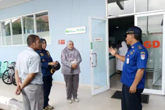 Ditemukan lansia dalam mobil menyala