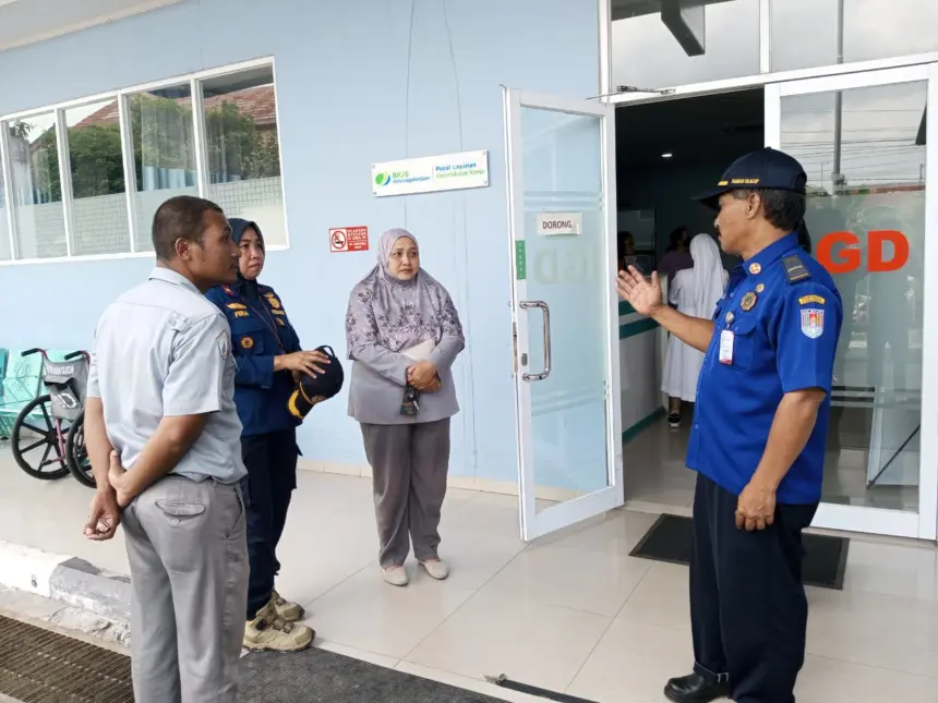 Ditemukan lansia dalam mobil menyala