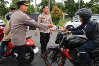 Polisi bagi takjil