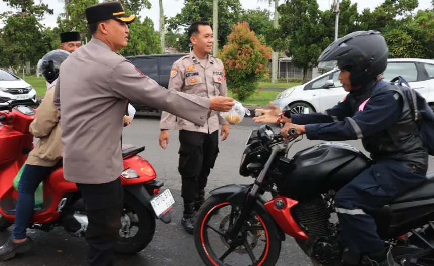 Polisi bagi takjil