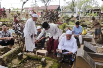 Ziarah makam di Haul Tjokroaminoto