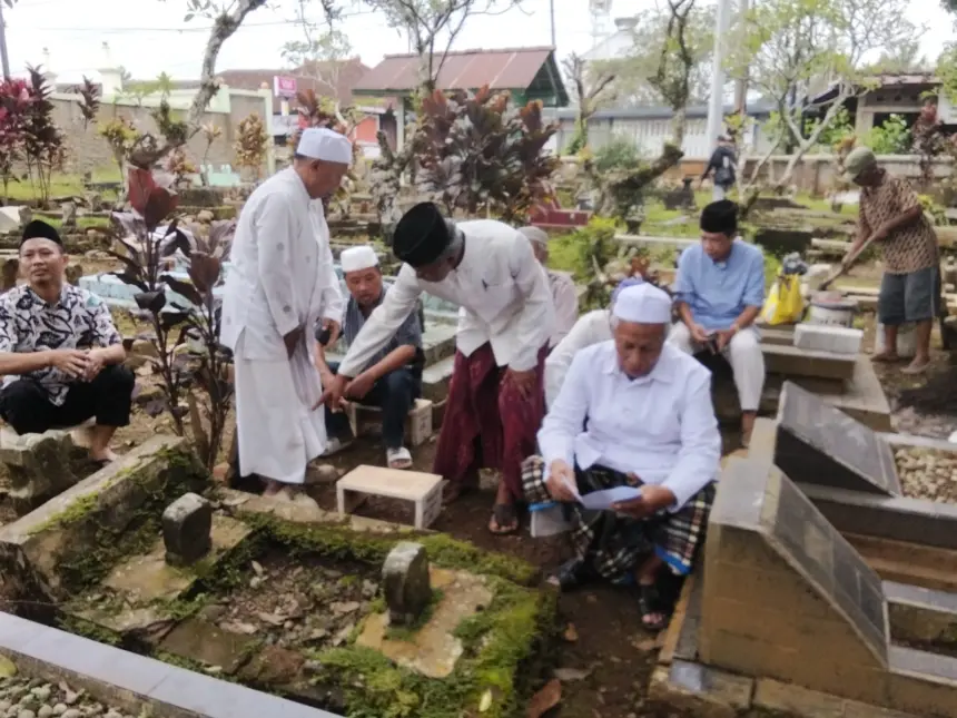 Ziarah makam di Haul Tjokroaminoto
