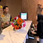 Satpol PP saat monitoring jam operasional karaoke selama ramadan