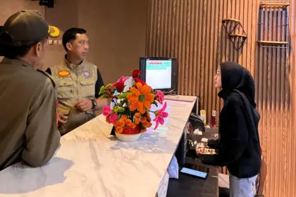 Satpol PP saat monitoring jam operasional karaoke selama ramadan