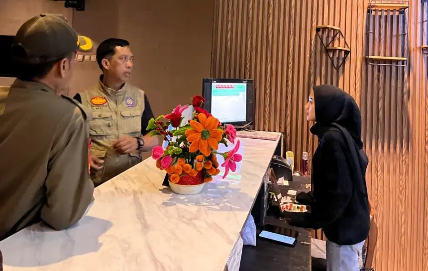 Satpol PP saat monitoring jam operasional karaoke selama ramadan