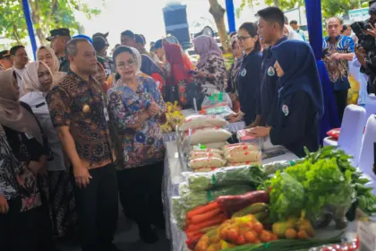 gubernur pantau pasar jaga harga dan stok pangan