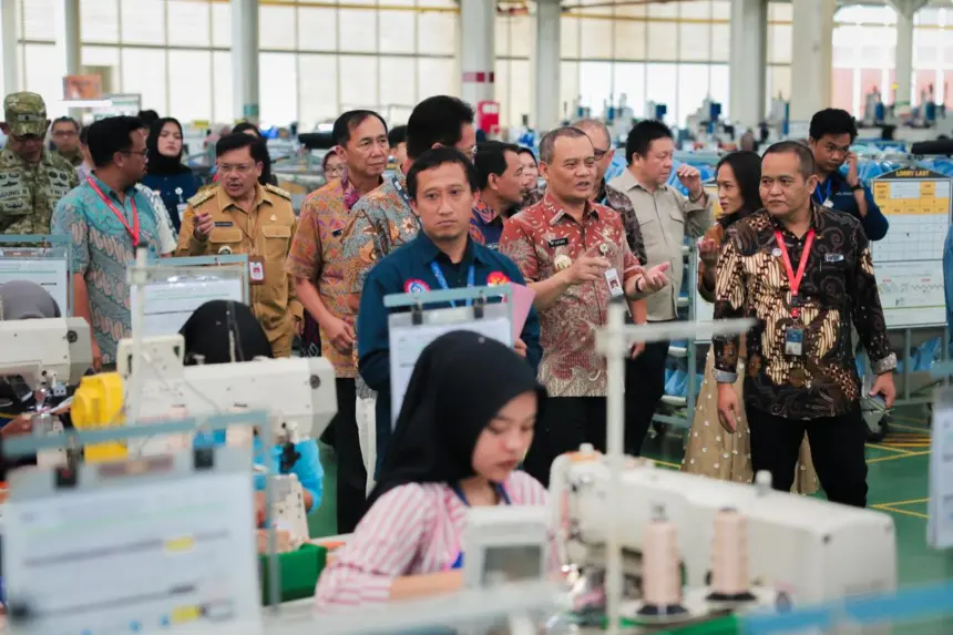 Gubernur pastikan THR pekerja terbayar