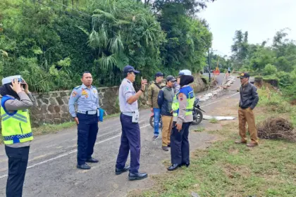 pasang rambu jalur wisata dieng
