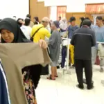Warga berburu baju lebaran gratis dan sembako gratis dari PT IP