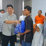 SNI saat menyalurkan paket sembako pada nelayan dan warga pesisir