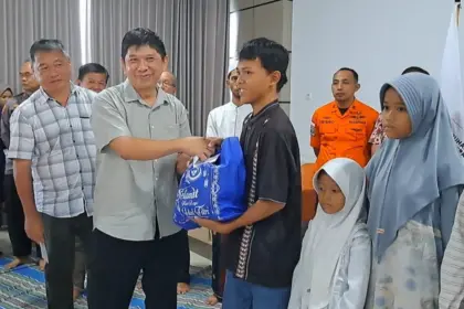 SNI saat menyalurkan paket sembako pada nelayan dan warga pesisir
