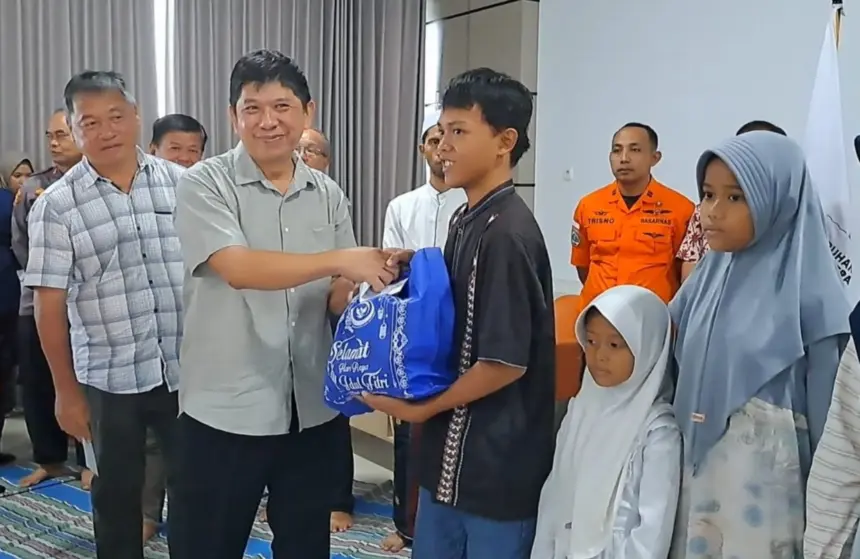 SNI saat menyalurkan paket sembako pada nelayan dan warga pesisir