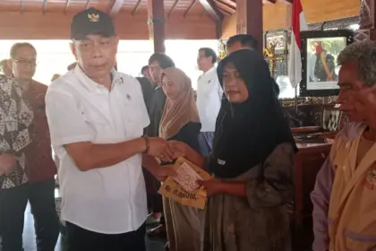 Wamensos saat menyerahkan santunan korban longsor Situkung