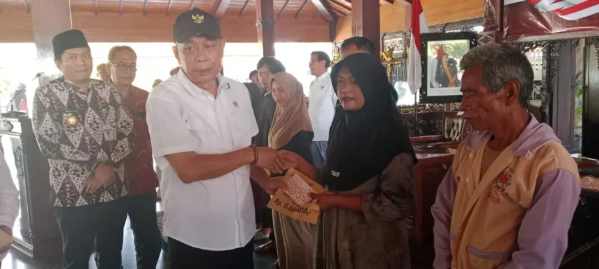 Wamensos saat menyerahkan santunan korban longsor Situkung