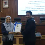 serahkan lkpj, bupati sampaikan penurunan angka kemiskinan
