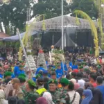 Berebut gunungan kirab budaya hari jadi banjarnegara