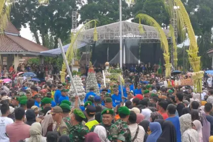 Berebut gunungan kirab budaya hari jadi banjarnegara