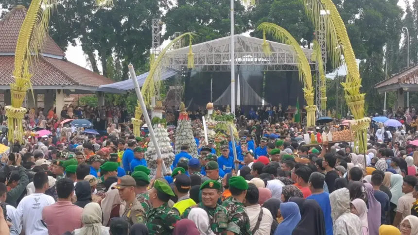 Berebut gunungan kirab budaya hari jadi banjarnegara