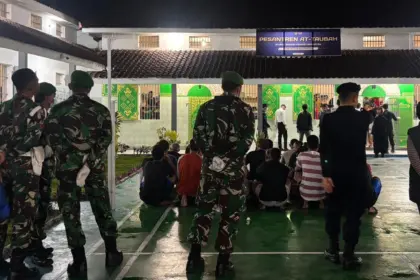 Petugas saat melakukan penggeledahan di Rutan Banjarnegara