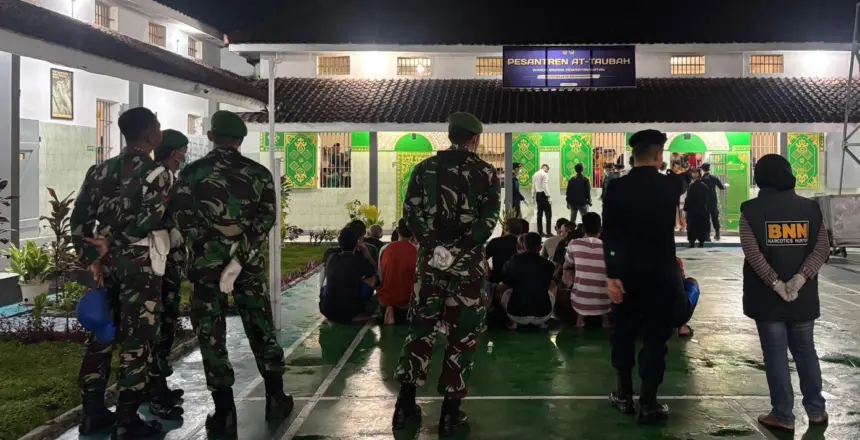 Petugas saat melakukan penggeledahan di Rutan Banjarnegara