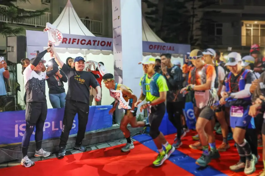Sekda Jateng lepas ratusan pelari dalam Semarang Mountain Race 2026.