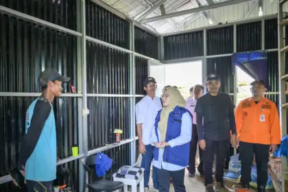 Bupati saat melakukan tinjauan huntara korban longsor Situkung