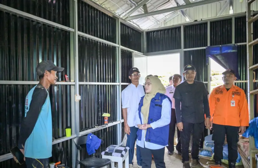 Bupati saat melakukan tinjauan huntara korban longsor Situkung