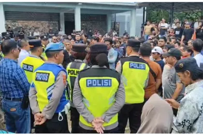 Polisi amankan aksi damai warga Desa Gununggiana
