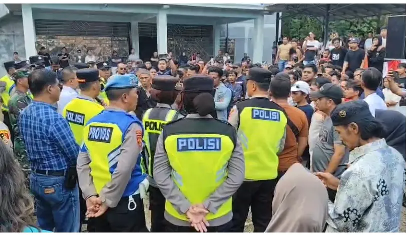 Polisi amankan aksi damai warga Desa Gununggiana