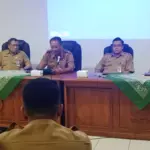 Pj Sekda saat memberikan keterangan pers terkait tidak disetujuinya pengangkatan perangkat desa di Desa Purwasaba. (dok. kominfo)