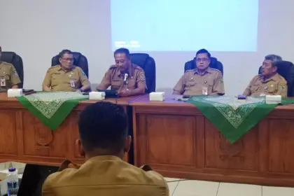 Pj Sekda saat memberikan keterangan pers terkait tidak disetujuinya pengangkatan perangkat desa di Desa Purwasaba. (dok. kominfo)