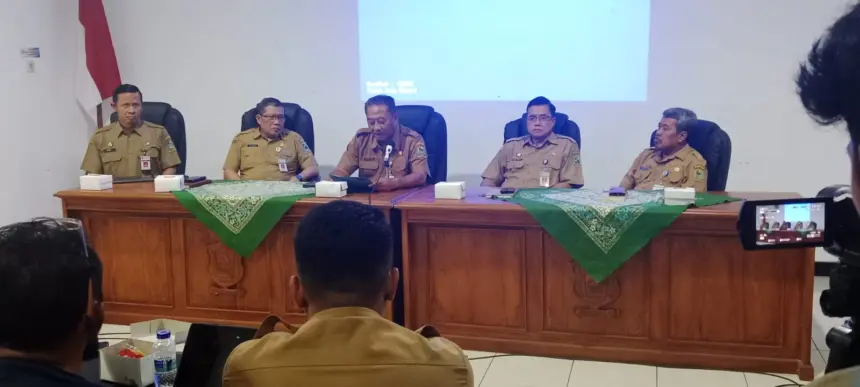 Pj Sekda saat memberikan keterangan pers terkait tidak disetujuinya pengangkatan perangkat desa di Desa Purwasaba. (dok. kominfo)