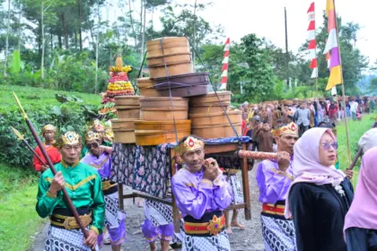 Kirab 1.000 tenong Sirukun