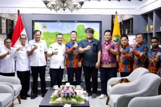 Panitia waisak berdialog dengan gubernur terkait perjalanan spiritual 50 biksu