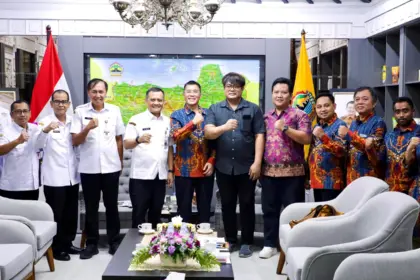Panitia waisak berdialog dengan gubernur terkait perjalanan spiritual 50 biksu