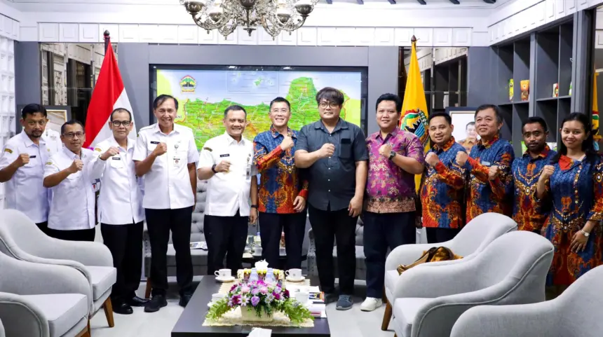 Panitia waisak berdialog dengan gubernur terkait perjalanan spiritual 50 biksu