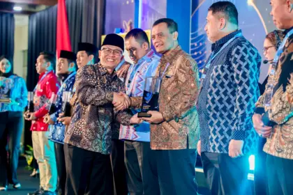 Gubernur terima penghargaan dari Menteri Pendidikan
