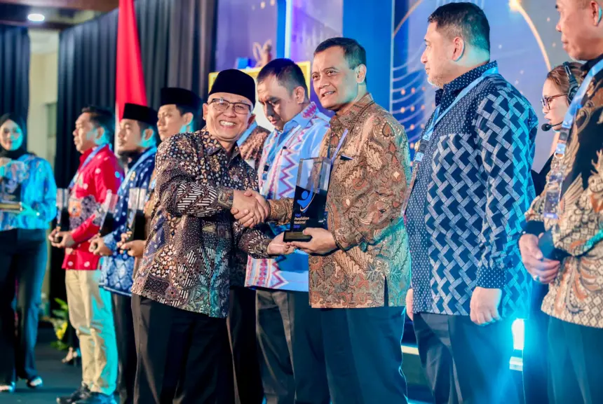 Gubernur terima penghargaan dari Menteri Pendidikan