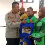 Penyerahan paket sembako dalam ranga HUT Bhayangkara ke 80