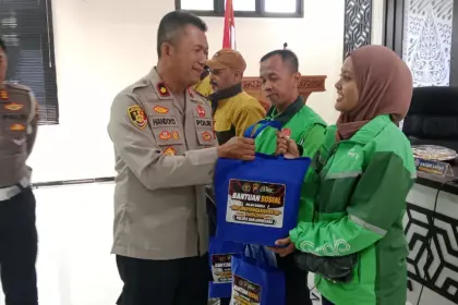 Penyerahan paket sembako dalam ranga HUT Bhayangkara ke 80