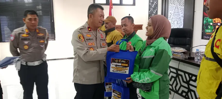 Penyerahan paket sembako dalam ranga HUT Bhayangkara ke 80