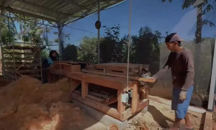 Proses pembuatan sapu dari serabut kelapa
